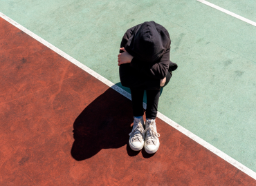 Dodicenne accoltella compagno di classe che aveva fatto la “spia”. Perché aumenta la violenza tra i giovanissimi?