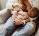 Una mamma su quattro si addormenta mentre allatta il figlio. Quali rischi?