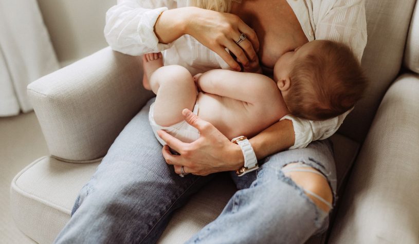Una mamma su quattro si addormenta mentre allatta il figlio. Quali rischi?
