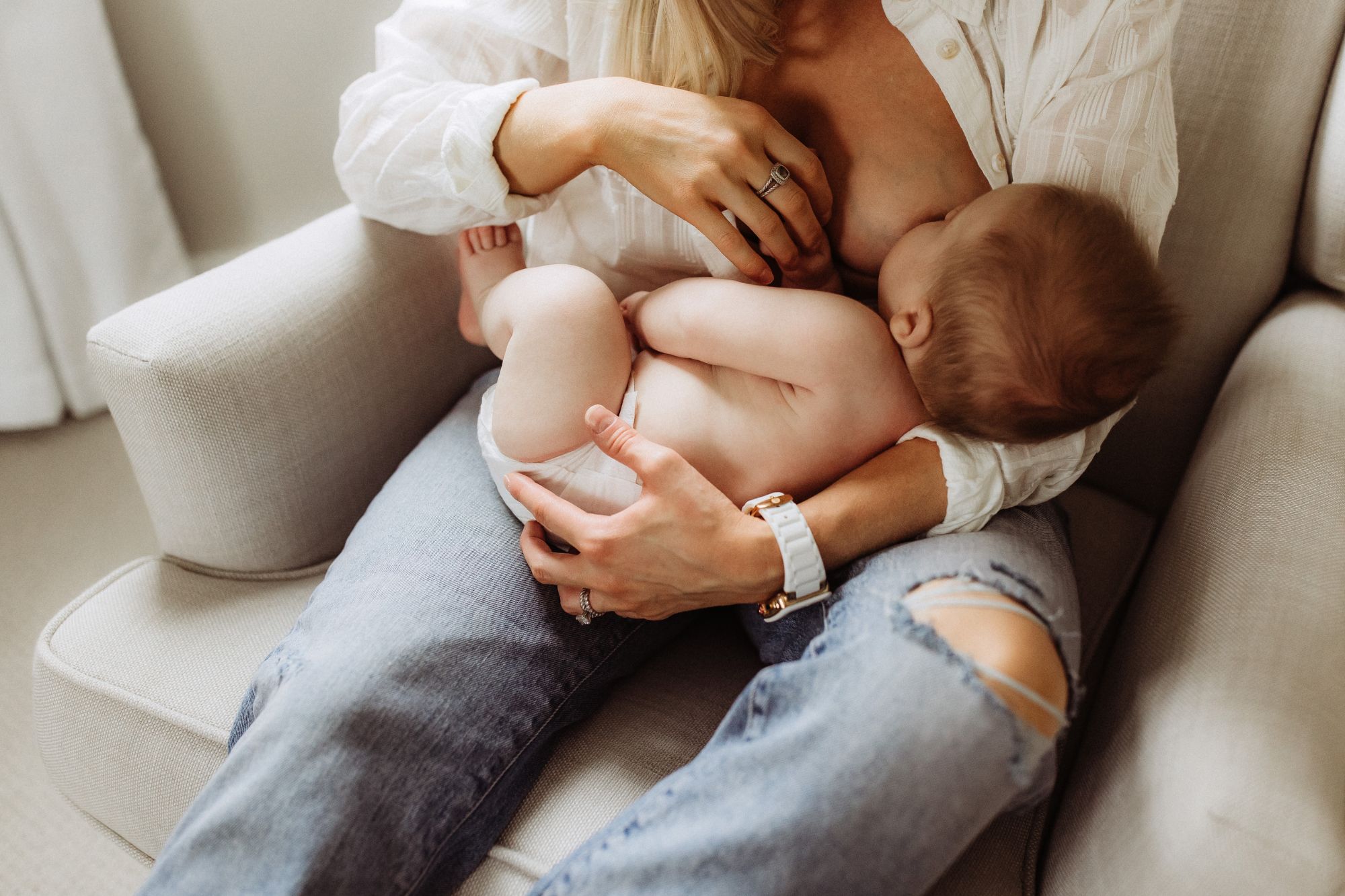 Una mamma su quattro si addormenta mentre allatta il figlio. Quali rischi?