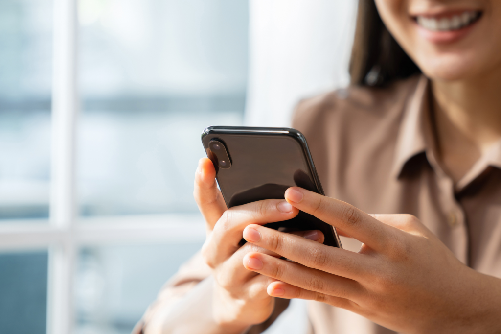 Giovane Donna Sorridente Telefono Smartphone Social