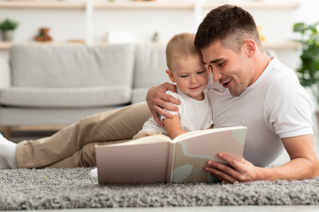 Padre legge un libro al figlio