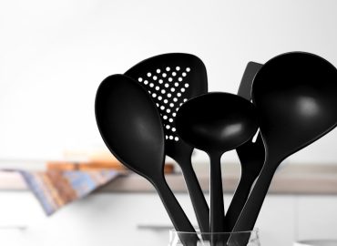 Gli utensili e i giocattoli di plastica nera sono pericolosi per la salute: lo studio