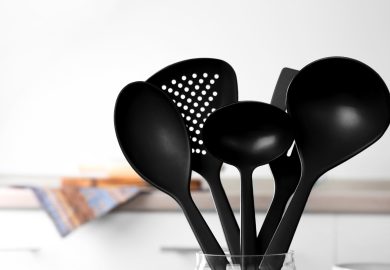 Gli utensili e i giocattoli di plastica nera sono pericolosi per la salute: lo studio