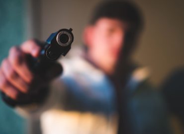 Vite spezzate, Napoli teatro di violenza: l’analisi del pedagogista