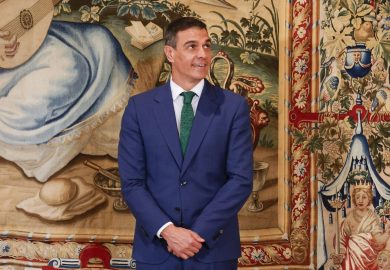 Pedro Sánchez vuole inserire in costituzione il diritto all’aborto, il matrimonio ugualitario e il salario minimo