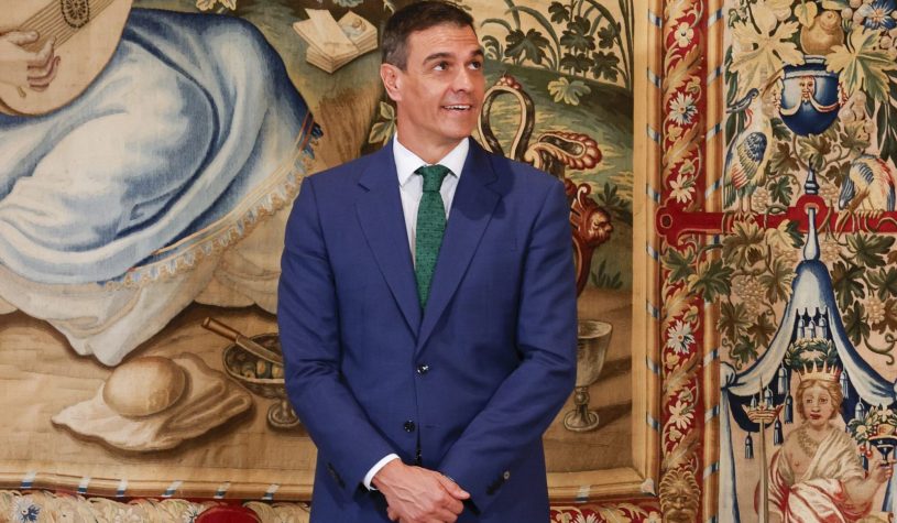 Pedro Sánchez vuole inserire in costituzione il diritto all’aborto, il matrimonio ugualitario e il salario minimo