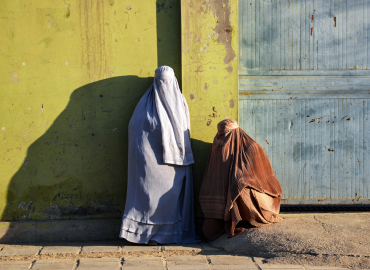 Afghanistan, i talebani murano le donne: non possono più guardare fuori dalle finestre