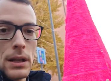 “In Comune troppa frociaggine?”, il controverso sondaggio di Don Mazzai per l’albero fucsia di Verona