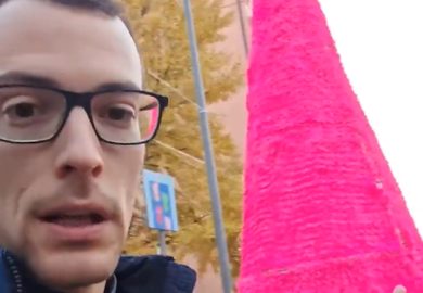 “In Comune troppa frociaggine?”, il controverso sondaggio di Don Mazzai per l’albero fucsia di Verona