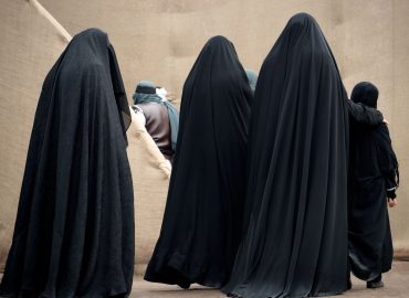 Nuova legge sul velo, arrestata e liberata Parastoo Ahmadi che aveva cantato senza hijab