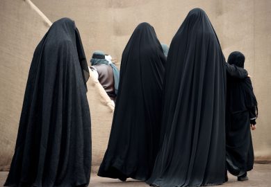 Nuova legge sul velo, arrestata e liberata Parastoo Ahmadi che aveva cantato senza hijab