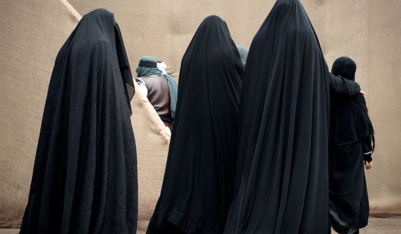 Nuova legge sul velo, arrestata e liberata Parastoo Ahmadi che aveva cantato senza hijab