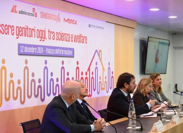 Essere genitori oggi, tra servizi insufficienti e politiche pro natalità