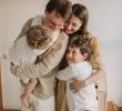 Manovra 2027, 100 euro l’anno ai neonati fino ai 18 anni. E per i genitori arrivano congedi più lunghi