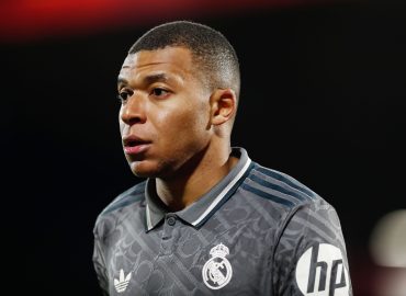 Mbappé contro i genitori ossessivi, “Lasciate divertire i vostri figli”. Cresce l’allarme sulla genitorialità tossica