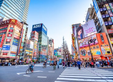 Tokyo introduce la settimana corta per rilanciare la natalità