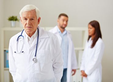 Medici in pensione a 72 anni e da primari. Quando la denatalità non lascia scampo