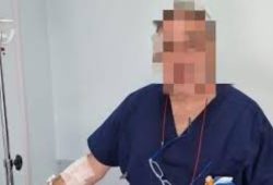 Primario al lavoro con la flebo al braccio, da Copertino l’immagine simbolo della crisi sanitaria