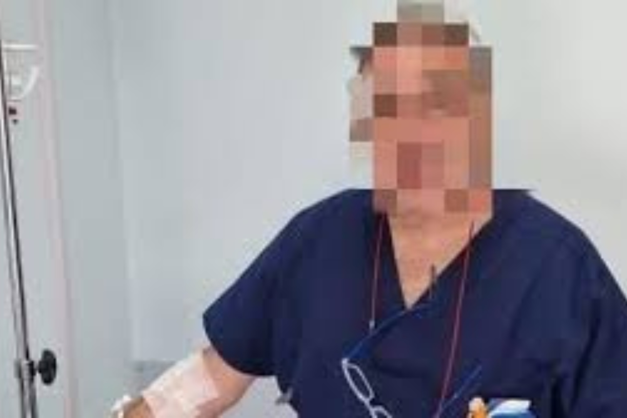 Primario al lavoro con la flebo al braccio, da Copertino l’immagine simbolo della crisi sanitaria