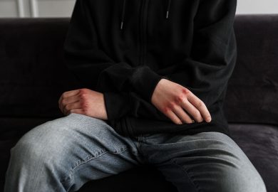 Bergamo, 13enne accoltella la prof in diretta social. Gli esperti: “Ecco cosa c’è dietro”