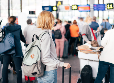 Pedofilo arrestato a Linate grazie a una bimba di 5 anni. Registrava nei bagni pubblici e negli spogliatoi