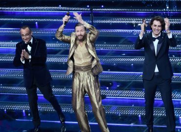 Jovanotti a Sanremo 2025, 58 anni solo sulla carta. Qual è il suo segreto?