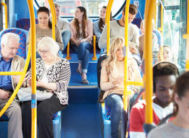 Meno studenti, più anziani: ecco come il declino demografico cambierà la mobilità