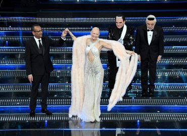 Sanremo 2025, Bianca Balti incanta con il suo inno alla vita