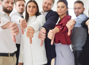 Oltre la metà dei giovani UK è favorevole a un dittatore, un terzo al governo militare: “Il Paese sarebbe un posto migliore”