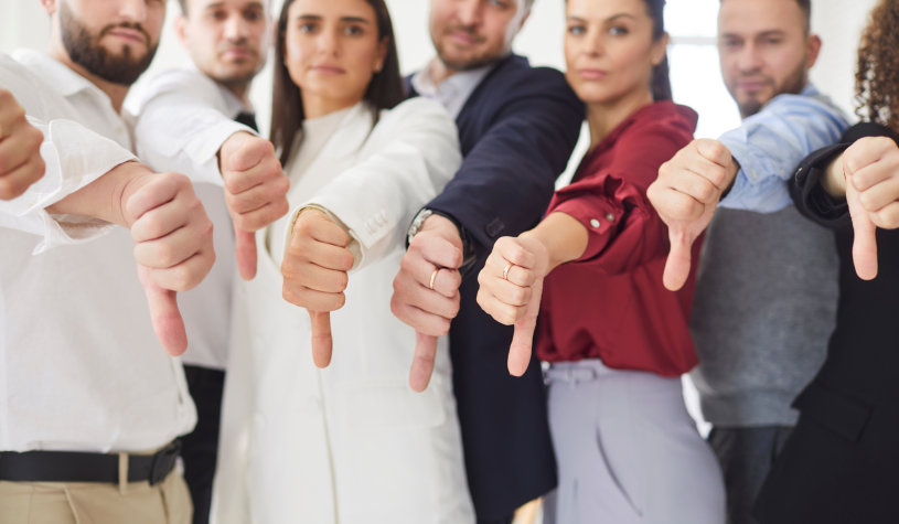 Oltre la metà dei giovani UK è favorevole a un dittatore, un terzo al governo militare: “Il Paese sarebbe un posto migliore”