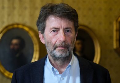 Franceschini: “Figli nascano con il cognome della madre”. Come funziona l’iter per il doppio cognome in Italia?