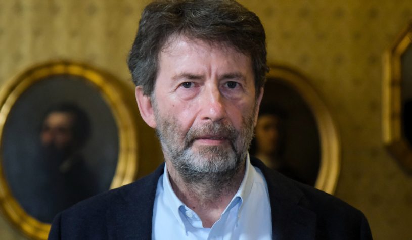 Franceschini: “Figli nascano con il cognome della madre”. Come funziona l’iter per il doppio cognome in Italia?