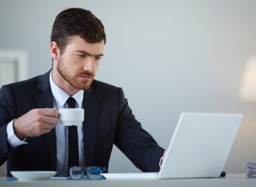 I lavoratori ventenni rischiano la povertà quasi quattro volte di più dei cinquantenni