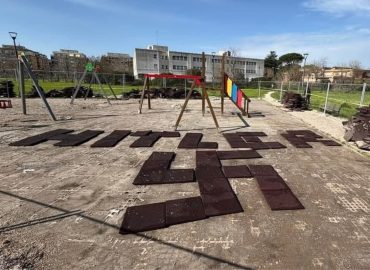 Hitler e svastica nel parco giochi per bambini a Roma