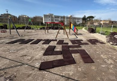 Hitler e svastica nel parco giochi per bambini a Roma