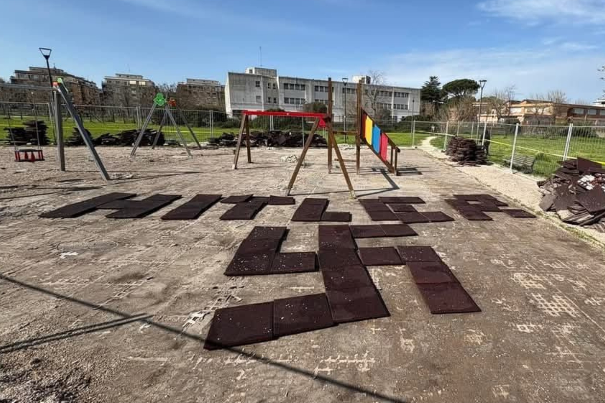 Hitler e svastica nel parco giochi per bambini a Roma