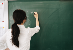 Maestra d’asilo sospesa per contenuti su OnlyFans, in arrivo un codice etico per i docenti