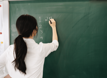 Maestra d’asilo sospesa per contenuti su OnlyFans, in arrivo un codice etico per i docenti