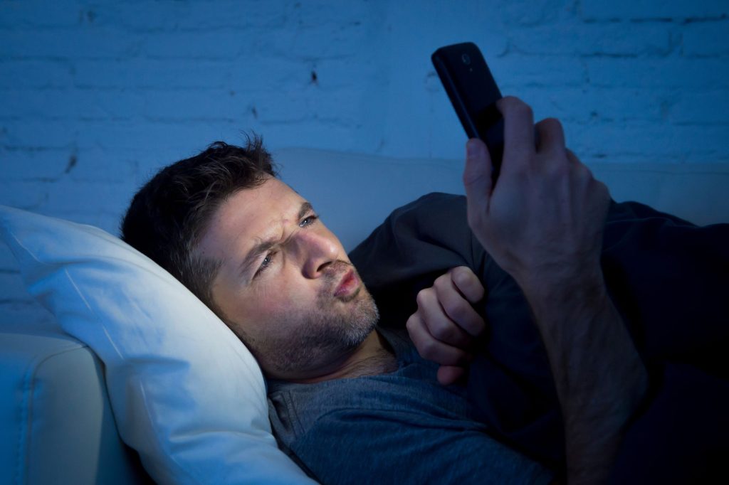 Uomo guarda il cellulare