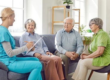 La badante di condominio, sostegno e specchio di un Paese sempre più vecchio