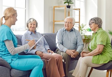 La badante di condominio, sostegno e specchio di un Paese sempre più vecchio