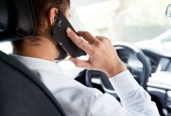 Il profilo del genitore medio alla guida: in ritardo, pericoloso, nervoso