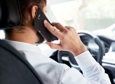 Il profilo del genitore medio alla guida: in ritardo, pericoloso, nervoso