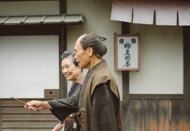 Si può rinforzare l’appartenenza a una comunità con delle carte da gioco