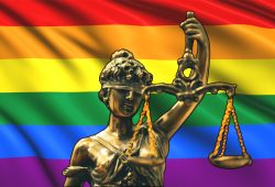Assoldò un sicario per spezzare le dita al figlio gay. Ora dovrà pagargli i danni