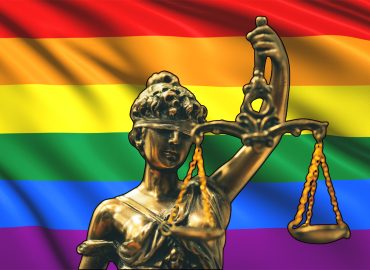 Assoldò un sicario per spezzare le dita al figlio gay. Ora dovrà pagargli i danni