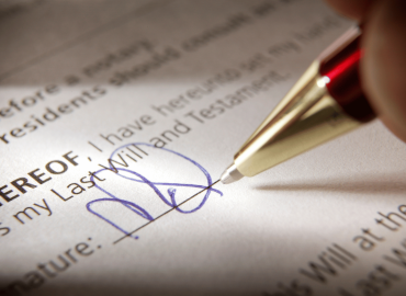 Cos’è il testamento solidale: sempre più italiani lo scelgono