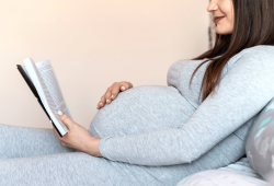 Leggere al pancione? È una pratica efficace: lo dice la scienza