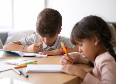 Compiti a casa, un genitore su tre favorevole all’abolizione: ecco come affrontarli